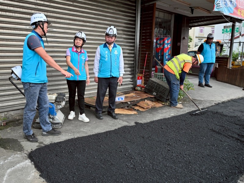 吉安鄉宜昌一街路面龜裂接獲民眾陳情 游淑貞立即現勘改善